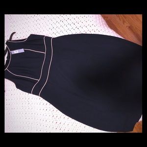 Elegant black dress perfect for work or a date!